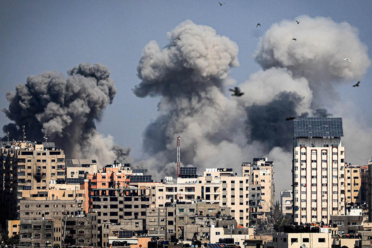 Авиаудары Израиля по городу Газа, 12 октября 2023 года. Фото Mahmud HAMS/AFP/Scanpix/LETA
