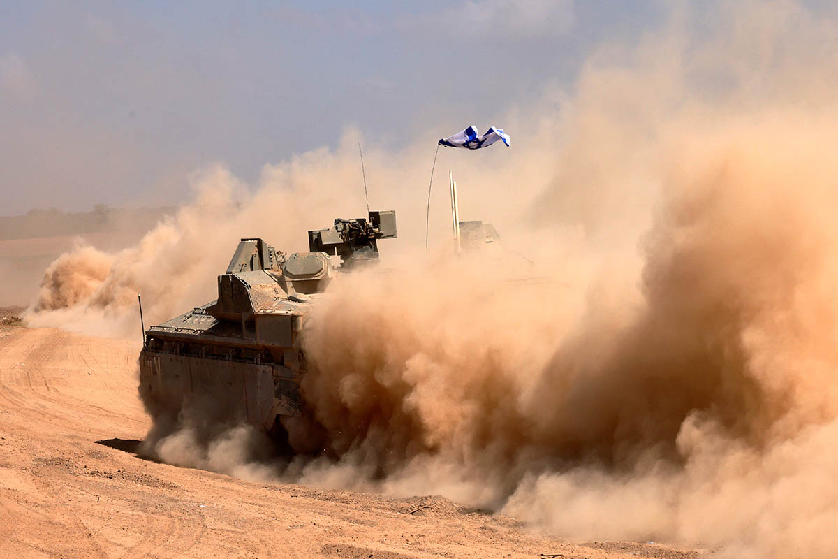 БТР израильской армии «Намер» вместе с другими перемещается вдоль границы с сектором Газа на юге Израиля, 13 октября 2023 года. Фото Menahem KAHANA/AFP/Scanpix/LETA