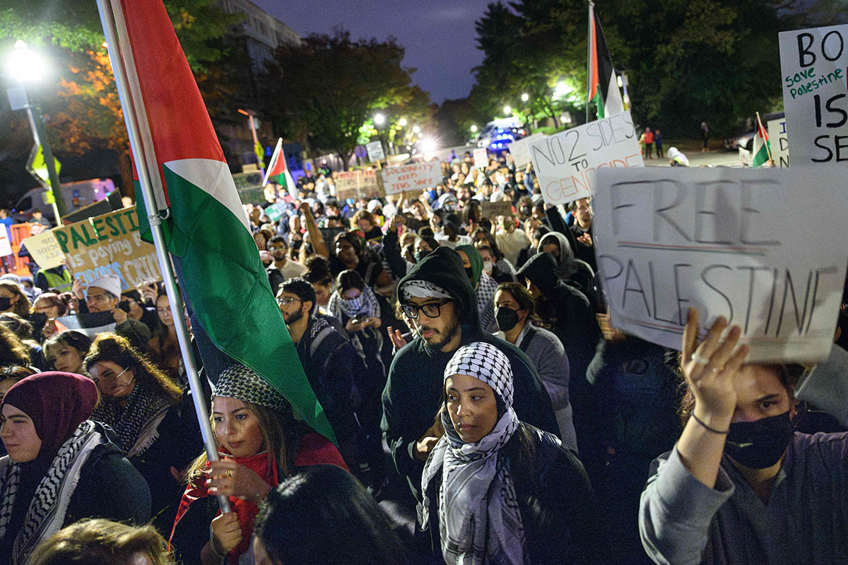 Демонстранты собираются в поддержку палестинского народа после взрыва в больнице города Газа 18 октября 2023 года перед посольством Израиля в Вашингтоне. Фото Mandel NGAN/AFP/Scanpix/LETA