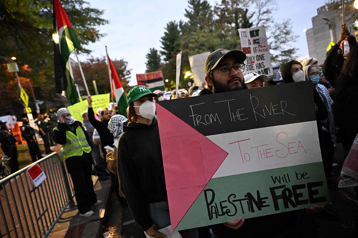Демонстранты собираются в поддержку палестинского народа после взрыва в больнице города Газа 18 октября 2023 года перед посольством Израиля в Вашингтоне. Фото Mandel NGAN/AFP/Scanpix/LETA