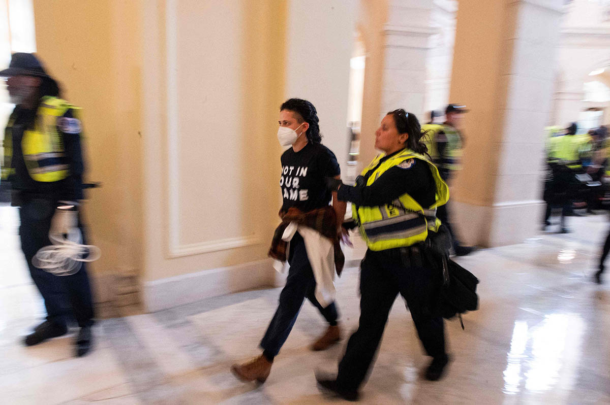 Офицеры полиции Капитолия задерживают демонстрантов, Вашингтон, 18 октября 2023 года. Фото ROBERTO SCHMIDT/AFP/Scanpix/LETA
