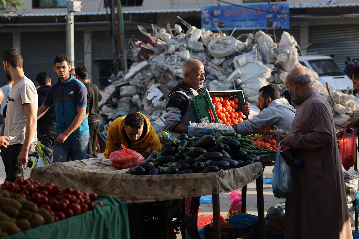 Овощной прилавок в Рафахе на юге сектора Газа, 20 октября 2023 года. Фото MOHAMMED ABED/AFP/Scanpix/LETA