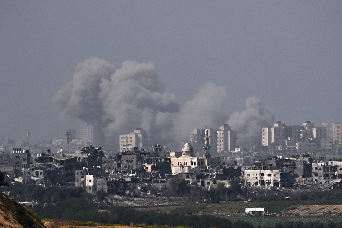 Израильский авиаудар по северной части сектора Газа, 24 октября 2023 года. Фото Aris MESSINIS/AFP/Scanpix/LETA