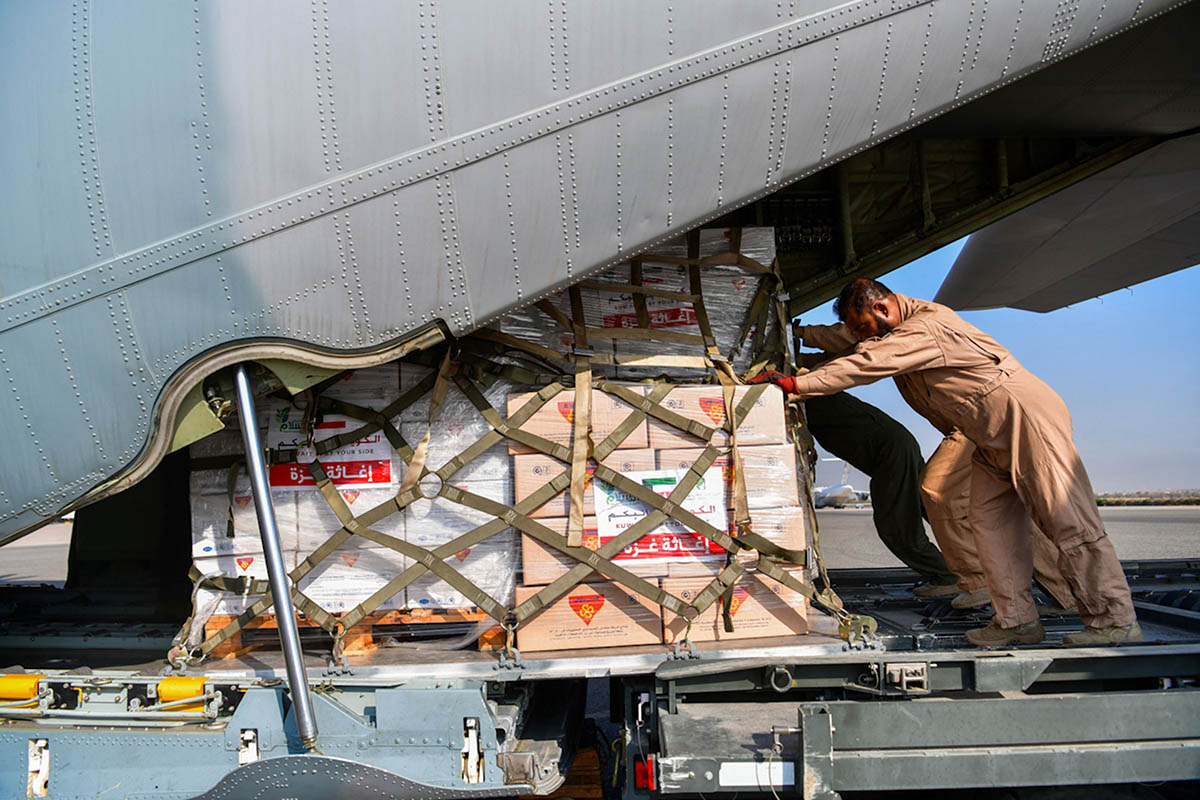 Гуманитарная помощь для сектора Газа загружается в военный самолет в международном аэропорту Кувейта, 24 октября 2023 года. Фото KUNA/AFP/Scanpix/LETA