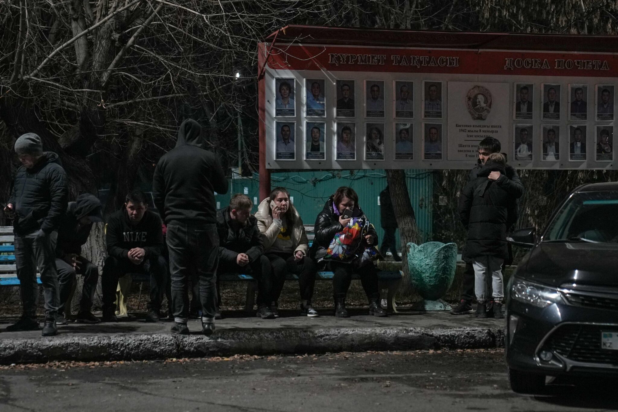 Родственники шахтеров возле шахты имени Костенко. Фото AFP / Scanpix / LETA.