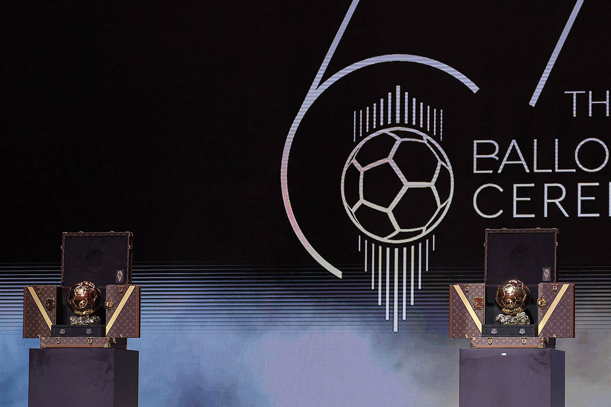 Награды «Золотой мяч» для женщин и мужчин на сцене во время церемонии вручения премии d'Or France Football в Париже, 30 октября 2023 года. Фото FRANCK FIFE/AFP/Scanpix/Leta