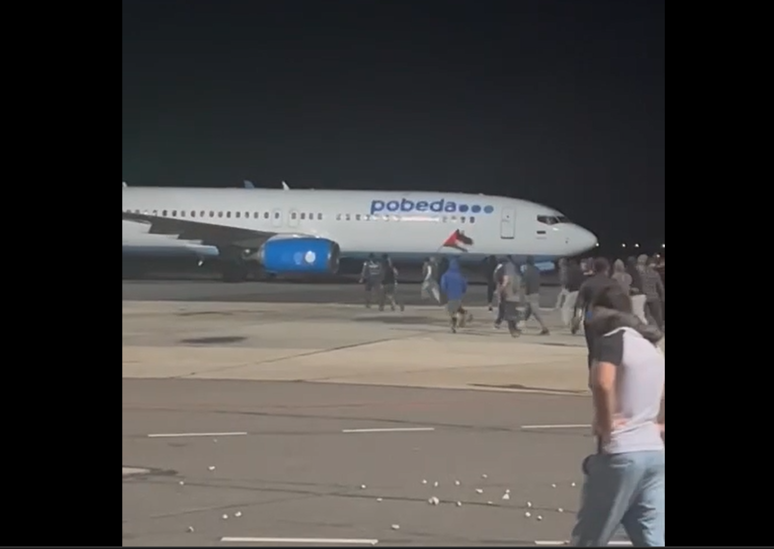 Кадр видео из аэропорта Махачкалы, где жители Дагестана прорвались на лётное поле в поисках якобы прилетевших из Тель-Авива евреев, 29 октября 2023 года