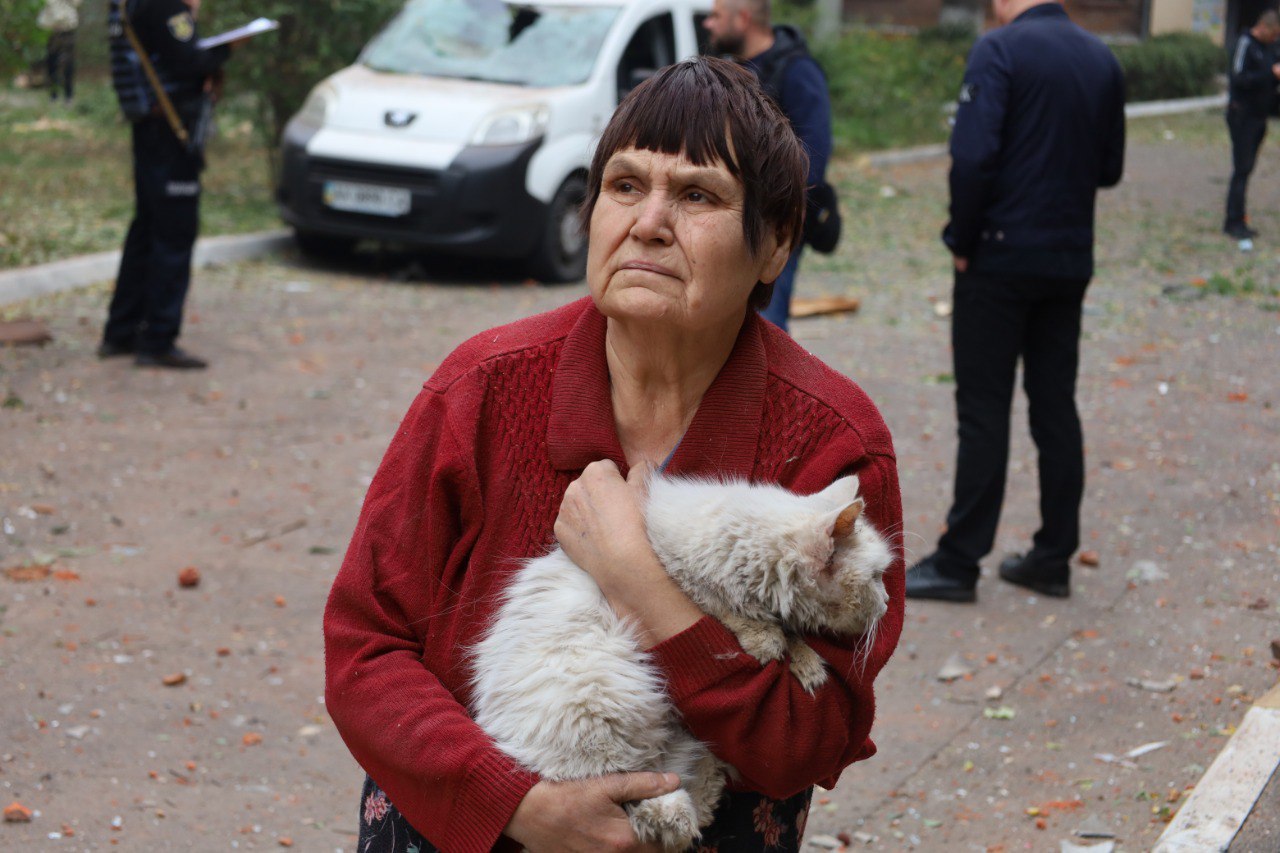 Женщина на месте удара по Харькову в ночь на 6 октября 2023 года. Фото МВД Украины.