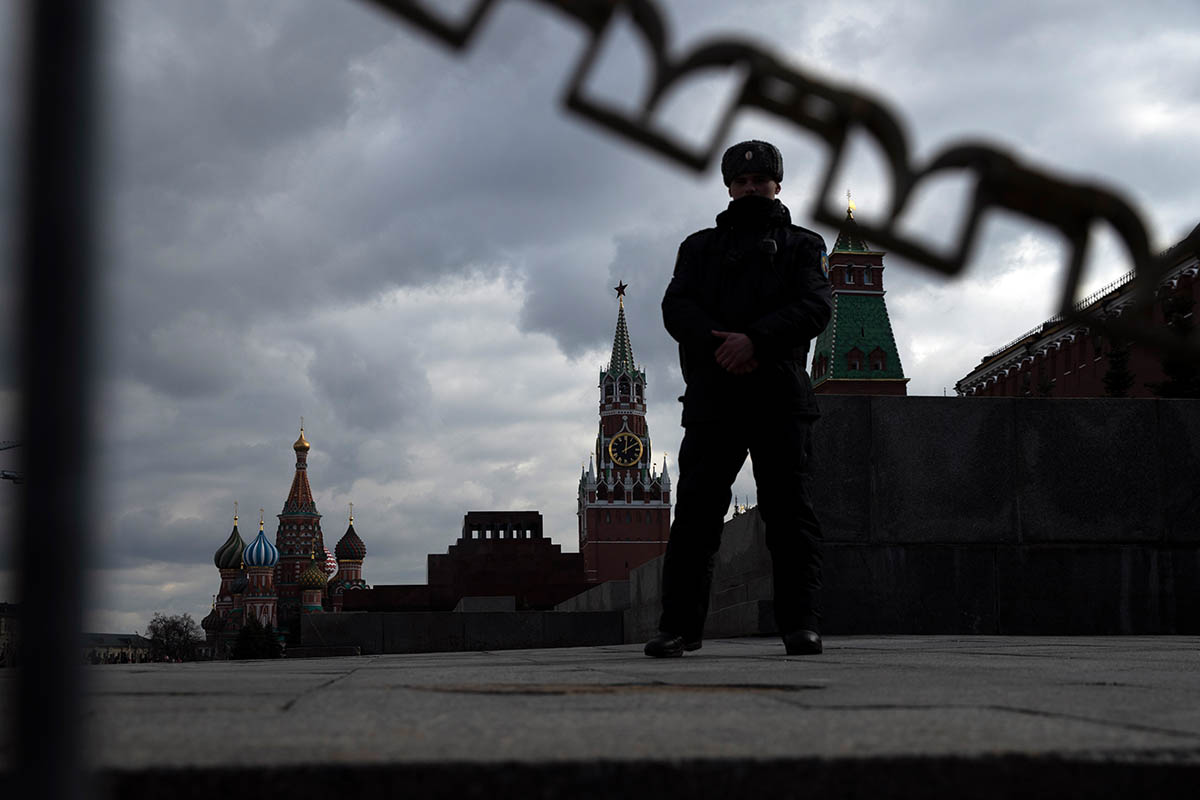 Офицер ФСО стоит на страже у Кремлёвской стены. Фото Pavel Golovkin/AP Photo/Scanpix/Leta
