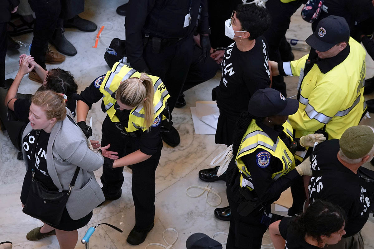 Офицеры полиции Капитолия задерживают демонстрантов, Вашингтон, 18 октября 2023 года. Фото Mariam Zuhaib/AP Photo/Scanpix/LETA