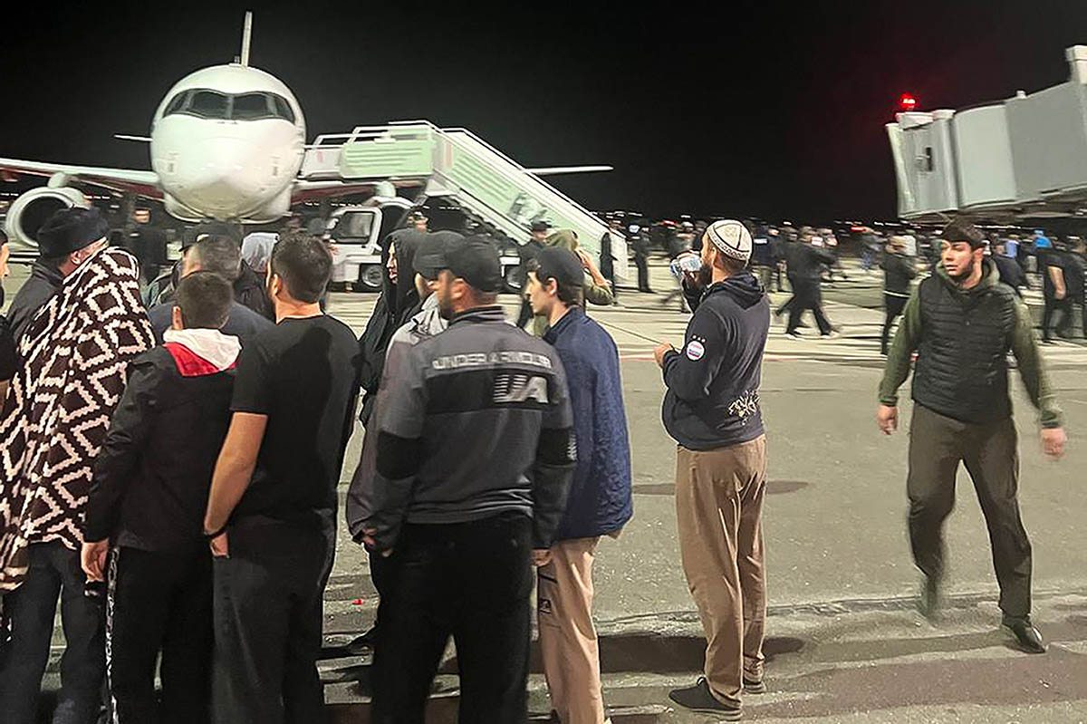 Жители Дагестана прорвались на лётное поле в поисках якобы прилетевших из Тель-Авива евреев, 29 октября 2023 года. Фото AP Photo/Scanpix/Leta