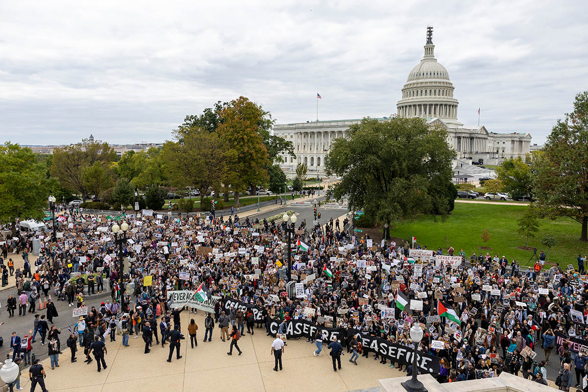 Демонстранты призывают к прекращению огня в продолжающейся войне между Израилем и ХАМАСом возле Капитолия, Вашингтон, 18 октября 2023 года. Фото Amanda Andrade-Rhoades/AP Photo/Scanpix/LETA