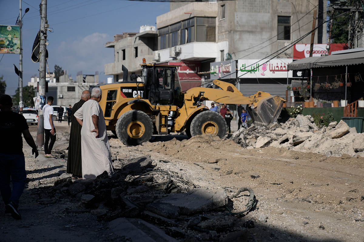Бульдозер расчищает дорогу, разрушенную после рейда израильской армии на лагерь палестинских беженцев Нур-Шамс, 20 октября 2023 года. Фото Majdi Mohammed/AP Photo/Scanpix/LETA