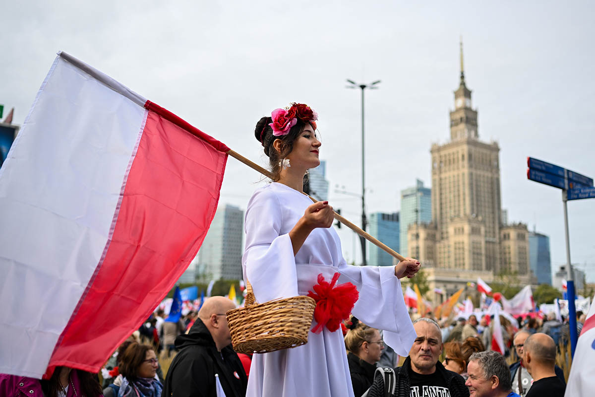 Женщина с польским флагом во время Марша оппозиции 