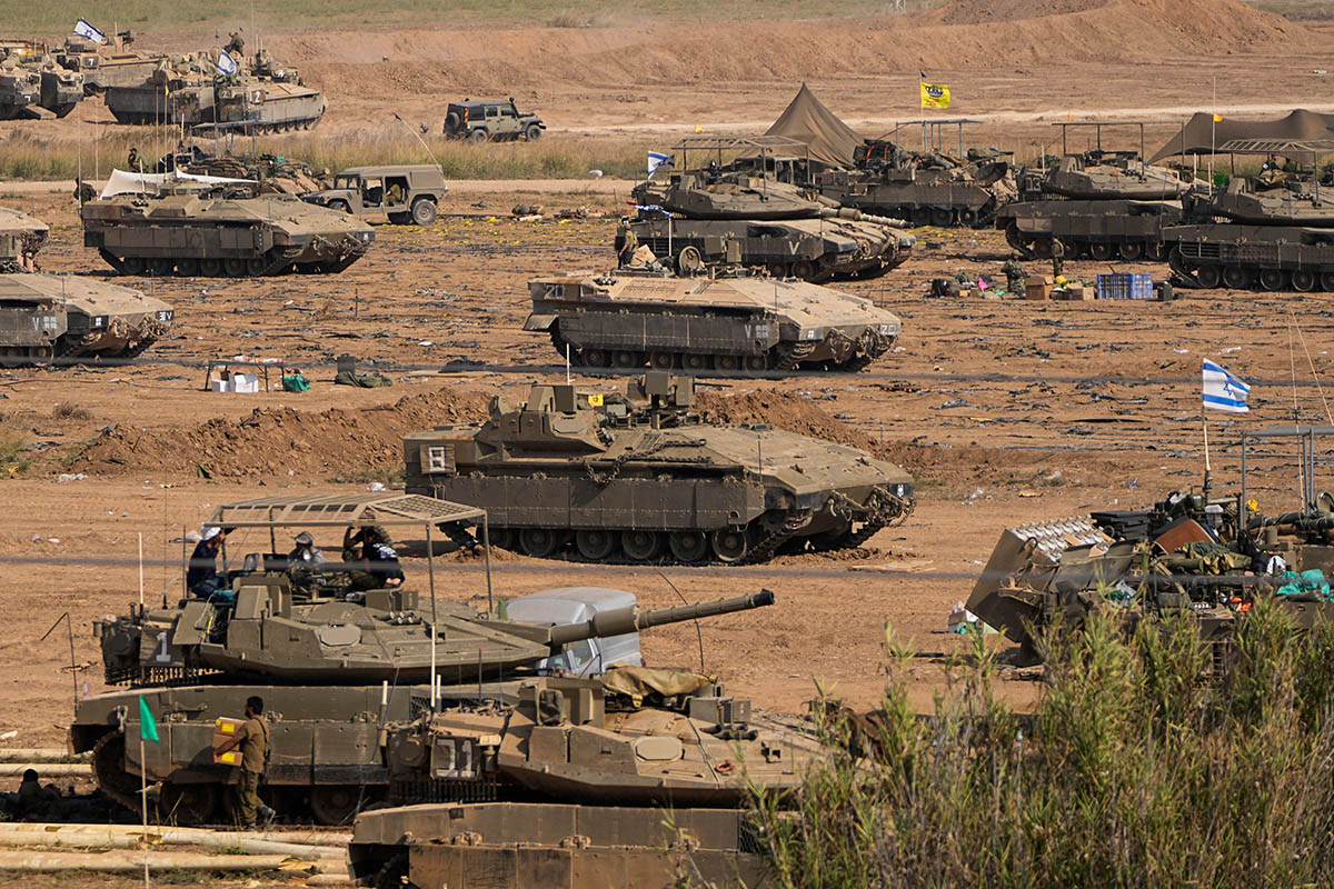 Израильские солдаты недалеко от границы с сектором Газа на юге Израиля, 24 октября 2023 года. Фото Ohad Zwigenberg/AP Photo/Scanpix/LETA