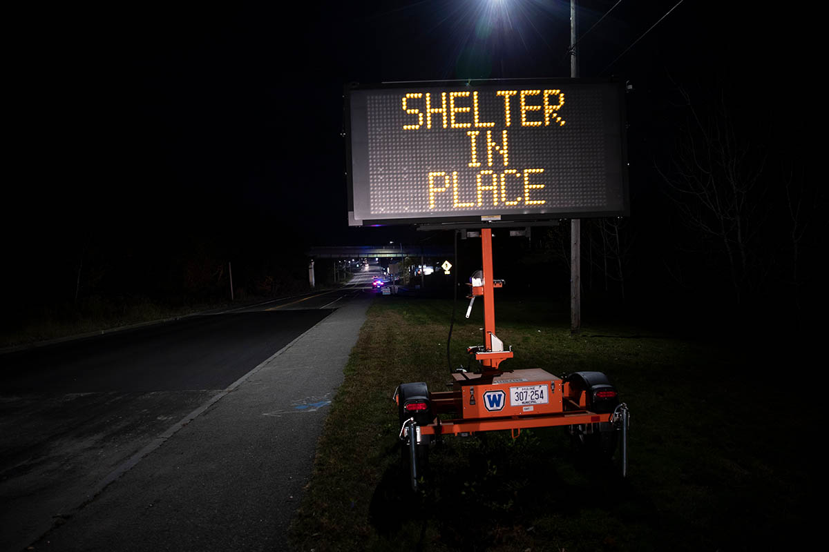 Знак сигнализирует населению о необходимости укрыться во время стрельбы в Льюистоне. Фото Derek Davis/AP/Scanpix/LETA