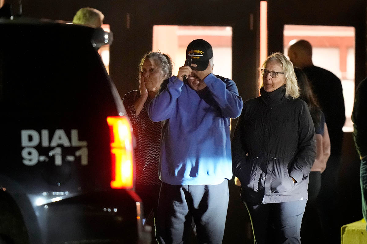 Люди после стрельбы в Льюистоне. Фото Steven Senne/AP Photo/Scanpix/LETA
