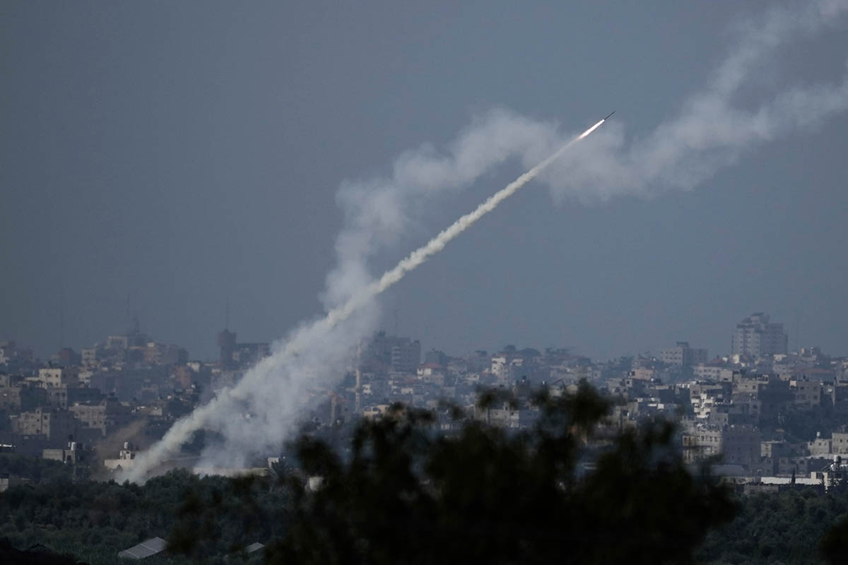 Ракета выпущенная в сторону Израиля из сектора Газа, 16 октября 2023 года. Фото Leo Correa/AP Photo/Scanpix/LETA