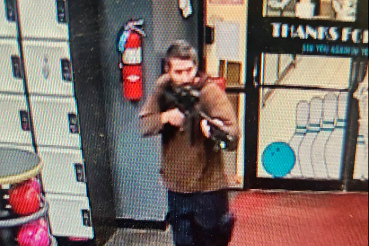 Вооруженный подозреваемый входит в центр отдыха Sparetime Recreation в Льюистоне, штат Мэн, 25 октября 2023 года. Фото AP/Scanpix/LETA