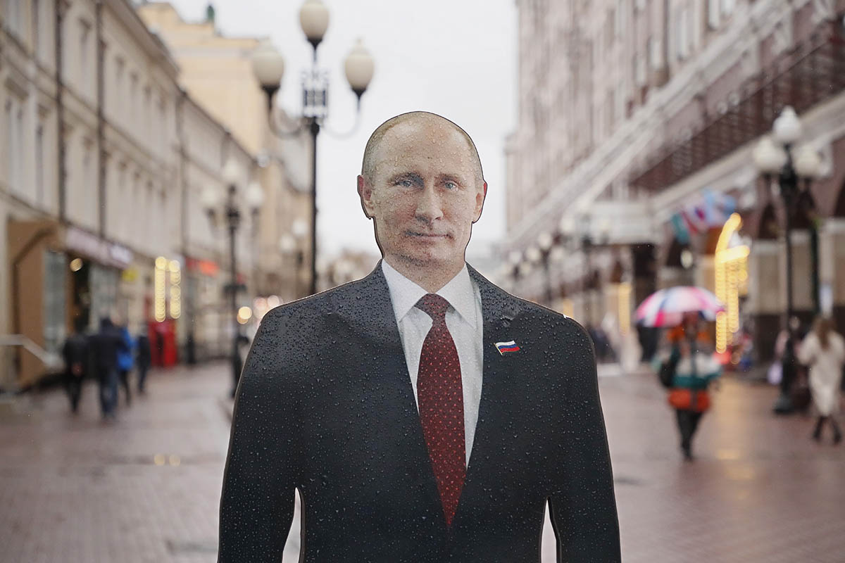 Картонная фигура Владимира Путина на улице в центре Москвы, 14 ноября 2023 года. Фото MAXIM SHIPENKOV/EPA/Scanpix/LETA