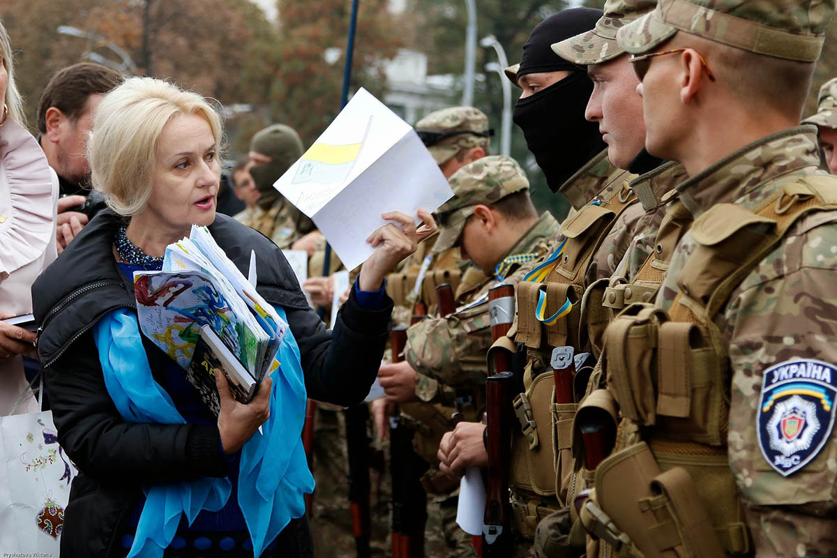 Ирина Фарион с бойцами батальона «Сичь», сентябрь 2014 года. Фото ВО Свобода/Wikimedia
