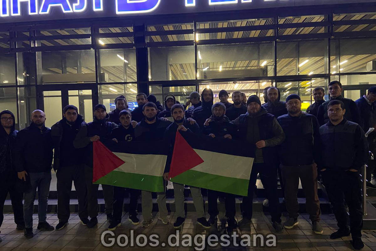 Дагестанцы в Аэропорту Махачкалы с флагами Палестины. Фото Голос Дагестана/Telegram