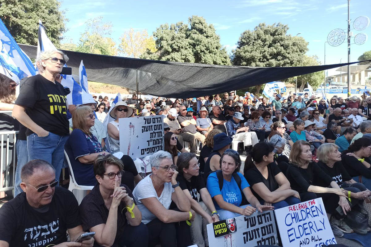 Люди собрались с требованием отставки премьер-министра страны Биньямина Нетаньяху в Иерусалиме, 10 ноября 2023 года. Фото Марина-Майя Говзман/Spektr.Press
