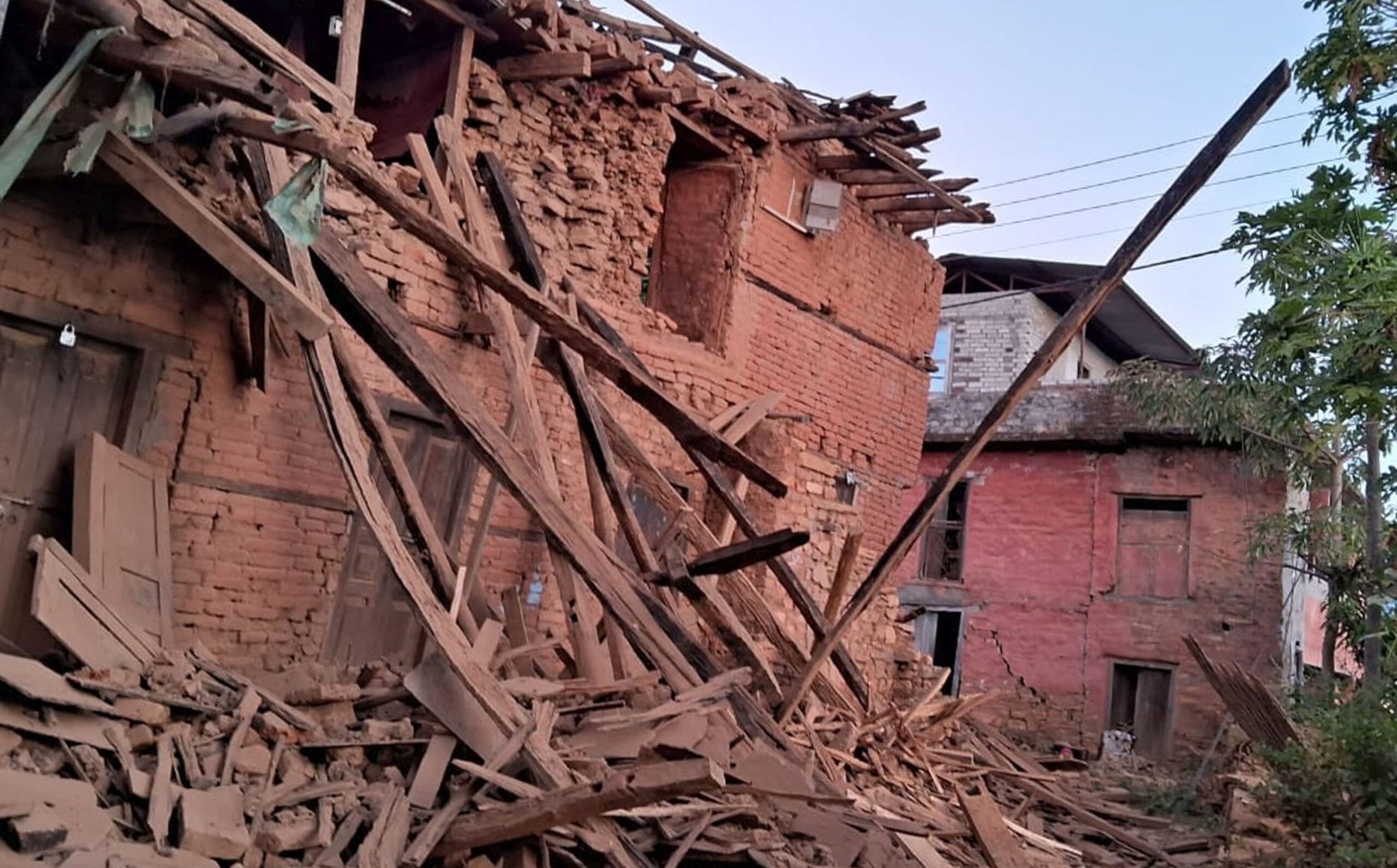 Пострадавшие здания в результате землетрясения в Непале в ночь на 4 ноября 2023 года. Фото Sunil Sharma/ZUMA Press Wire/Scanpix/LETA.