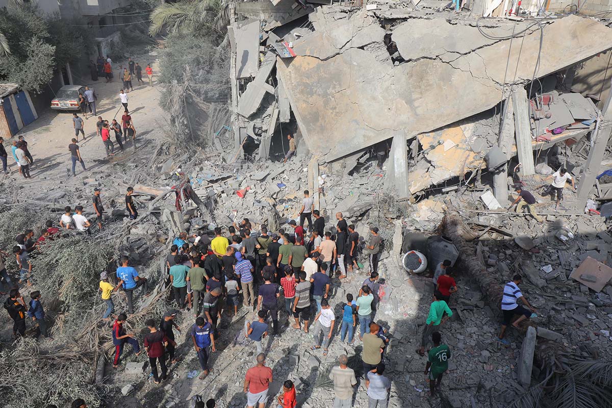 Палестинцы проводят поисково-спасательные операции вокруг поврежденного здания в Дайр-эль-Балахе, сектор Газа, 9 ноября 2023 года. Фото Naaman Omar/ZUMA Press Wire/Scanpix/LETA