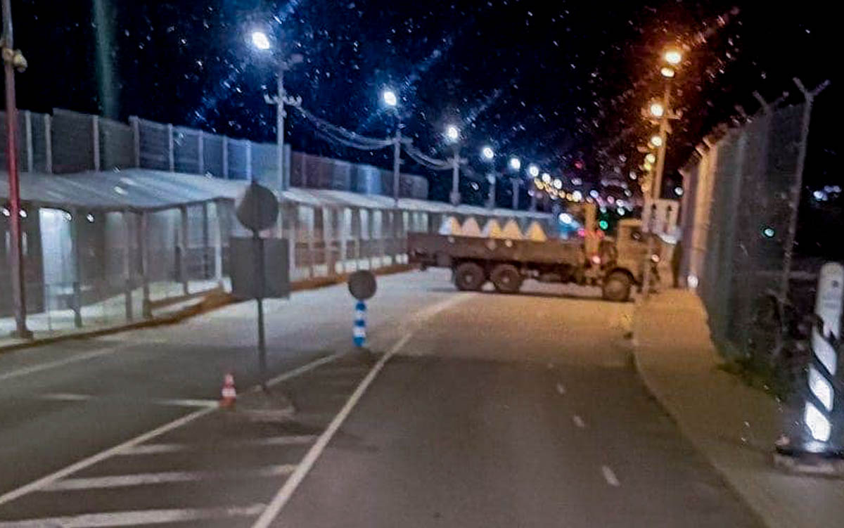Машина с бетонными блоками на российско-эстонской границе. Фото Facebook-группа «Граница НАРВА-ИВАНГОРОД».