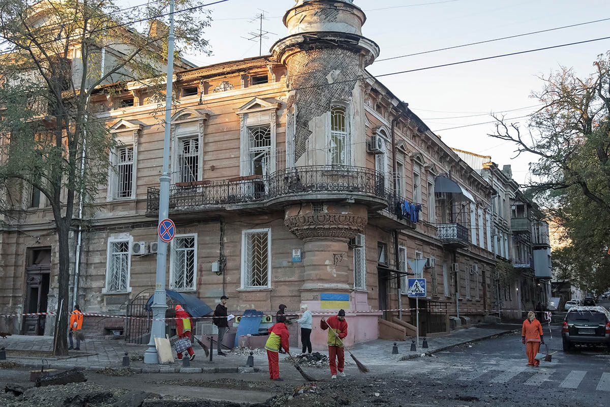 Муниципальные работники расчищают улицы после российского ракетного обстрела в Одессе, 6 ноября 2023 года. Фото Nina Liashonok/REUTERS/Scanpix/LETA
