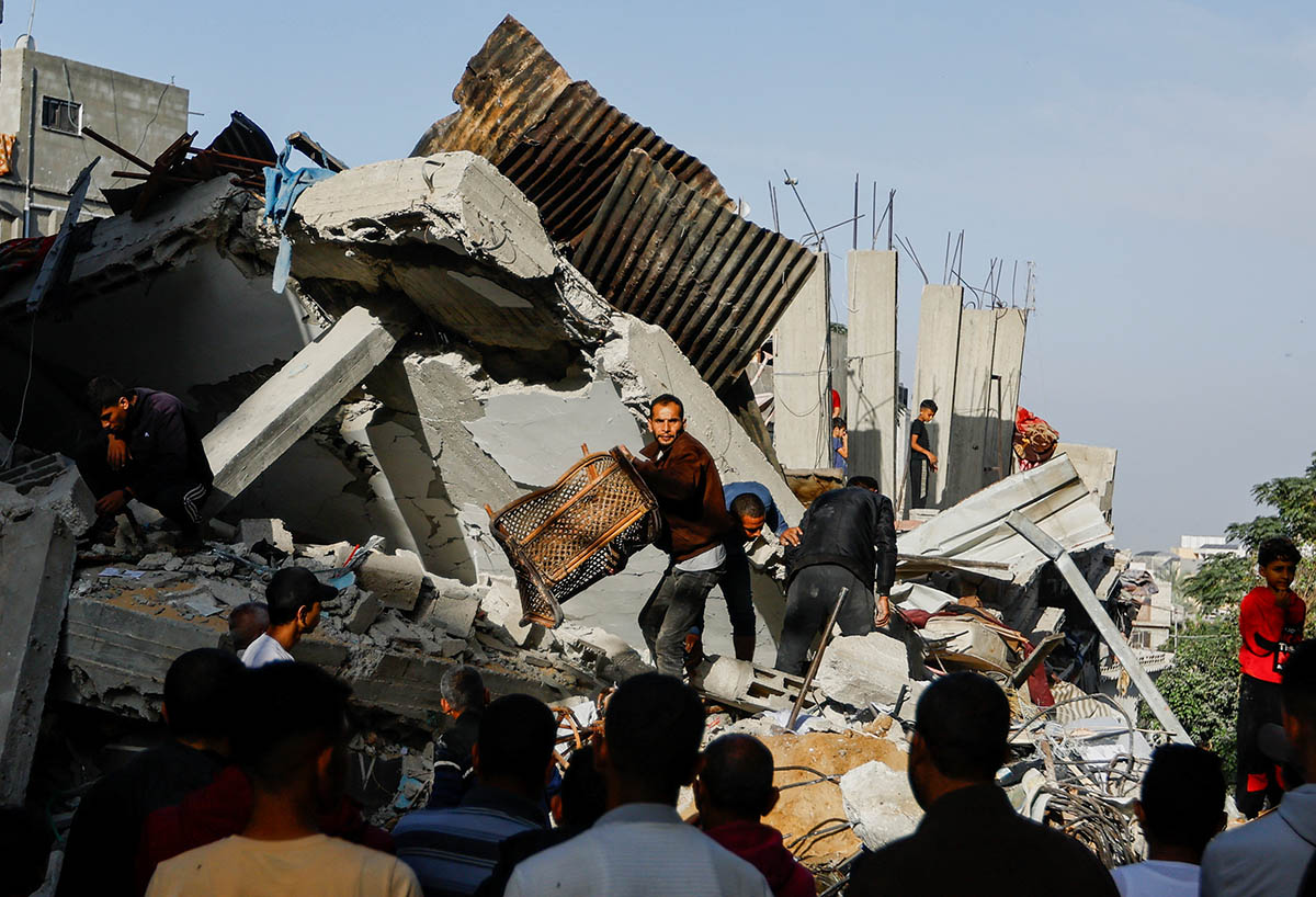 Палестинцы расчищают завалы на месте жилого дома, после израильского ракетного удара, 9 ноября 2023 года. Фото Ibraheem Abu Mustafa/REUTERS/Scanpix/LETA