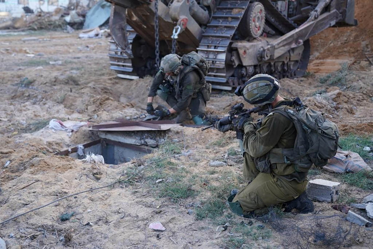 Израильские солдаты осматривают вход в туннель, который, возможно, использовался боевиками ХАМАС в секторе Газа, 9 ноября 2023 года. Фото Israel Defense Forces/REUTERS/Scanpix/LETA