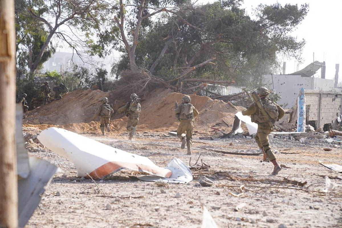 Израильские солдаты во время наземной операции в секторе Газа, 9 ноября 2023 года. Фото Israel Defense Forces/REUTERS/Scanpix/LETA