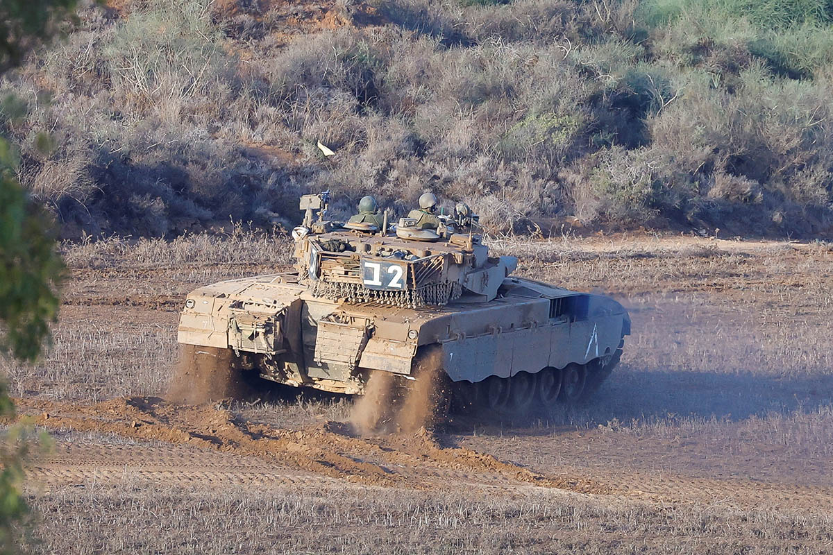 Израильский танк недалеко от границы Израиля и Газы, 15 ноября 2023 года. Фото lexander Ermochenko/REUTERS/Scanpix/LETA