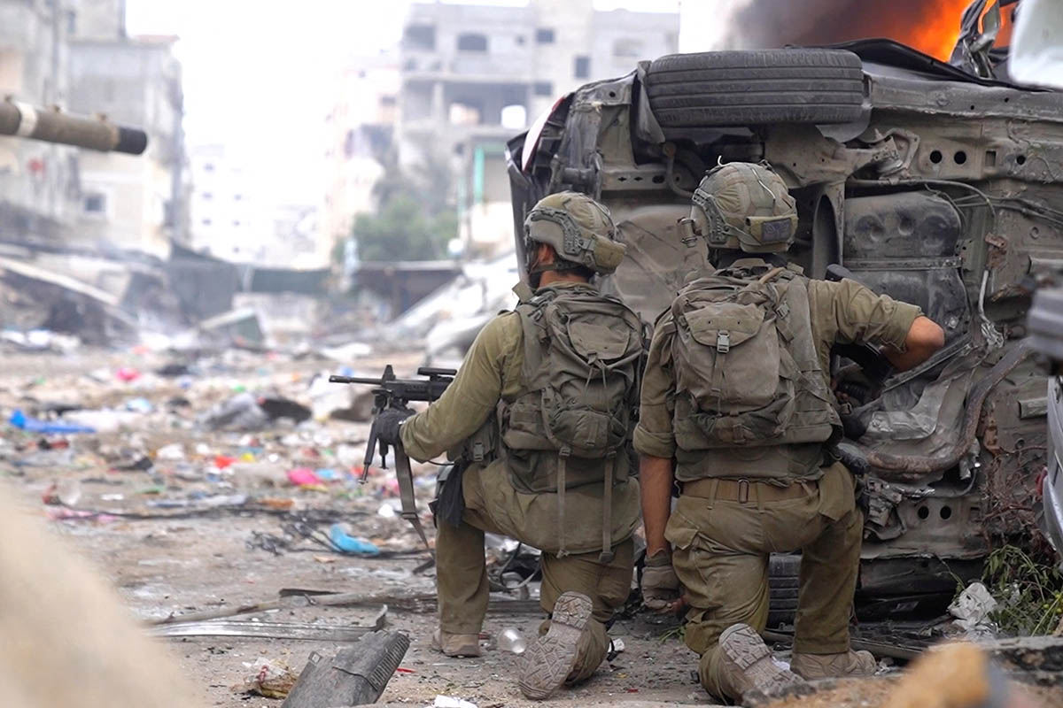 Израильские солдаты занимают позиции во время наземной операции против палестинской исламистской группировки ХАМАС, 15 ноября 2023 года. Фото Israeli Defence Forces/REUTERS/Scanpix/LETA