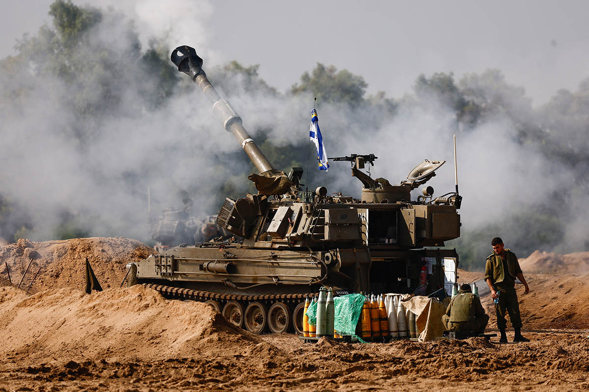 Мобильная израильская артиллерийская установка ведет огонь, 15 ноября 2023 года. Фото Amir Cohen/REUTERS/Scanpix/LETA 