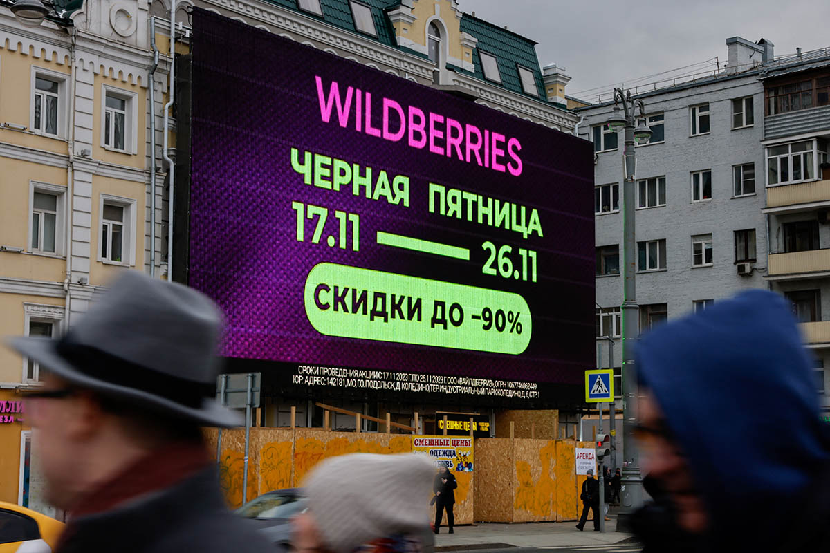Рекламный экран интернет-магазина Wildberries в Москве. Фото Evgenia Novozhenina/REUTERS/Scanpix/LETA