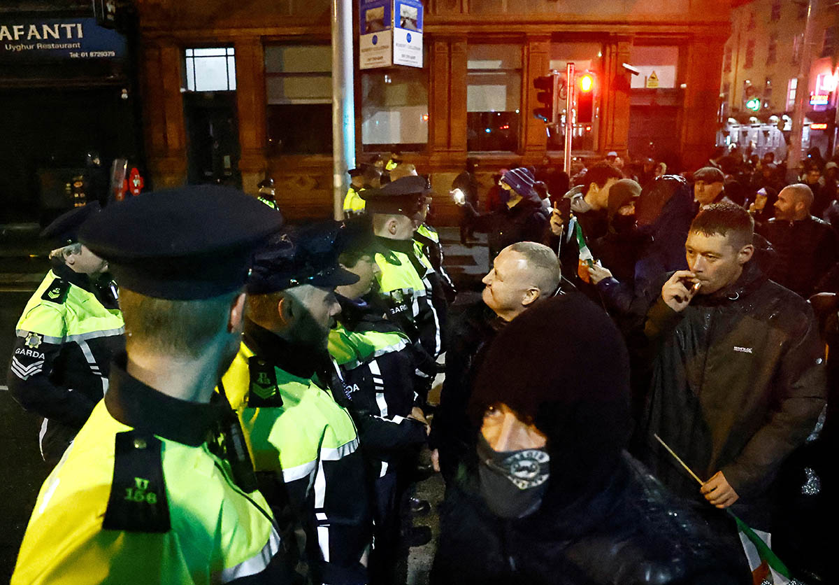 Ирландские полицейские и протестующие в центре Дублина, 23 ноября 2023 года. Фото Clodagh Kilcoyne/REUTERS/Scanpix/LETA