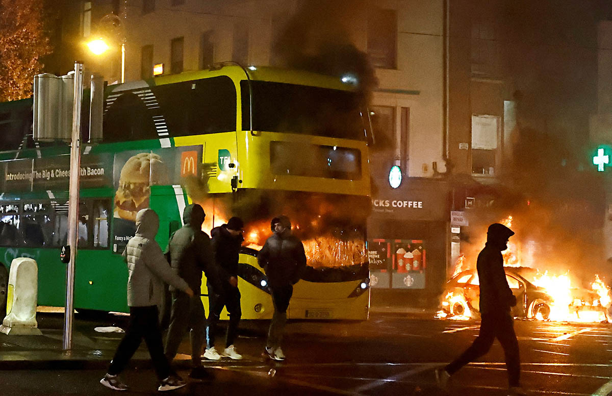 Протестующие подожгли автобус в центре Дублина, 23 ноября 2023 года. Фото Clodagh Kilcoyne/REUTERS/Scanpix/LETA
