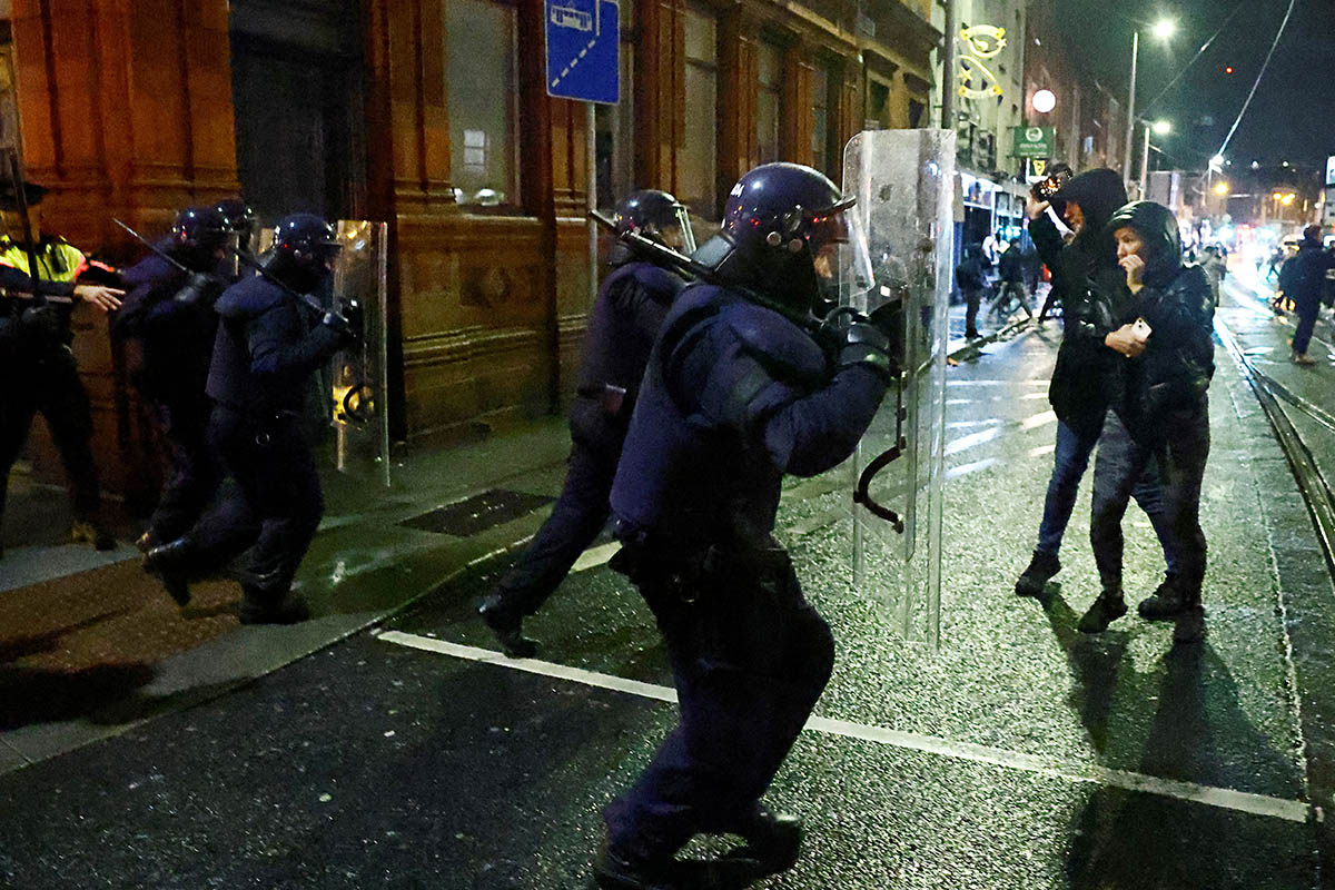Полицейские разгоняют протестующих в центре Дублина, 23 ноября 2023 года. Фото Clodagh Kilcoyne/REUTERS/Scanpix/LETA