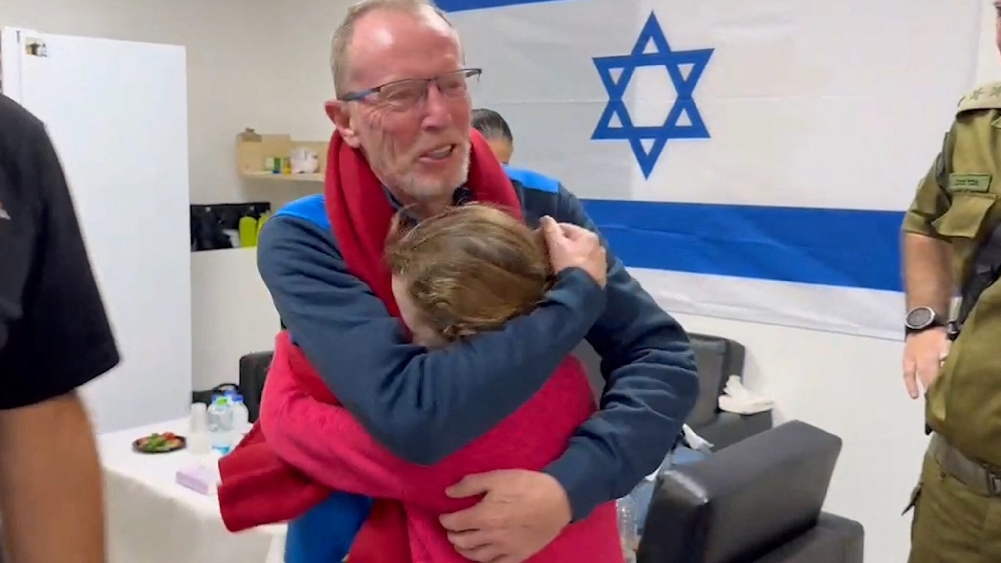 Израильтянка Эмили Хэнд встречается с отцом после освобождения из плена 26 ноября 2023 года. Фото Israel Defense Forces / Reuters / Scanpix / LETA.