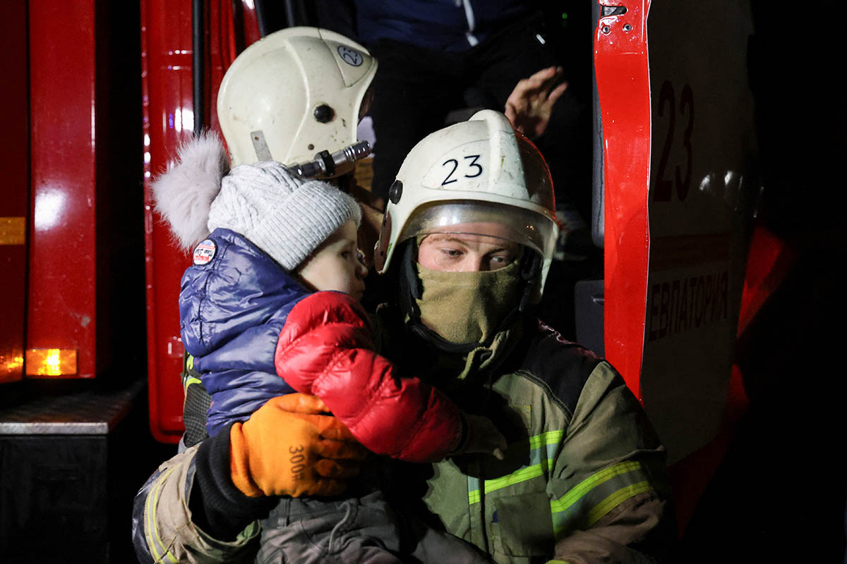 Спасатели эвакуируют местных жителей из затопленных домов в Евпатории, Крым. Фото Alexey Pavlishak/REUTERS/Scanpix/LETA