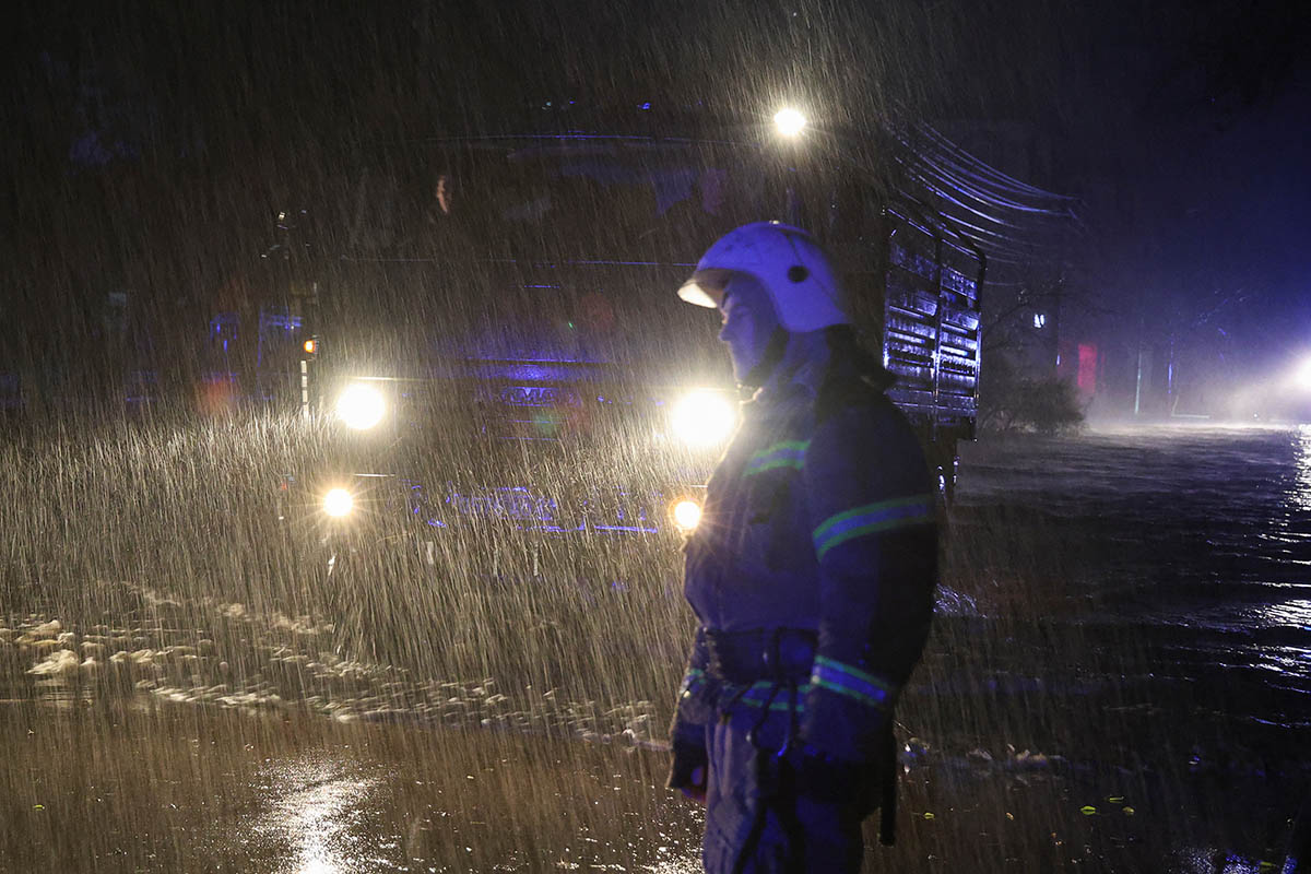 Спасатели эвакуируют местных жителей из затопленных домов в Евпатории, Крым. Фото Alexey Pavlishak/REUTERS/Scanpix/LETA