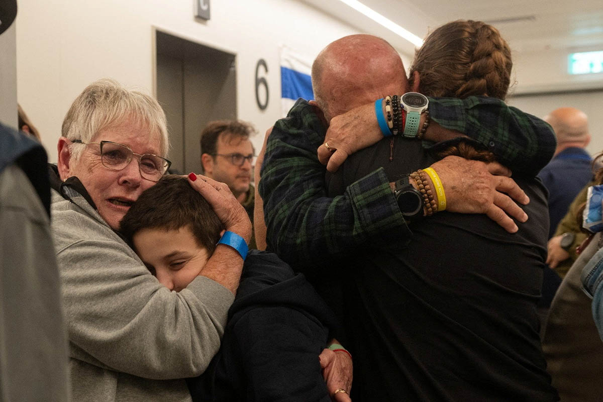 Израильский заложник Галь Гольдштейн Альмог, 11 лет, воссоединился со своей семьёй. Фото REUTERS/Scanpix/LETA