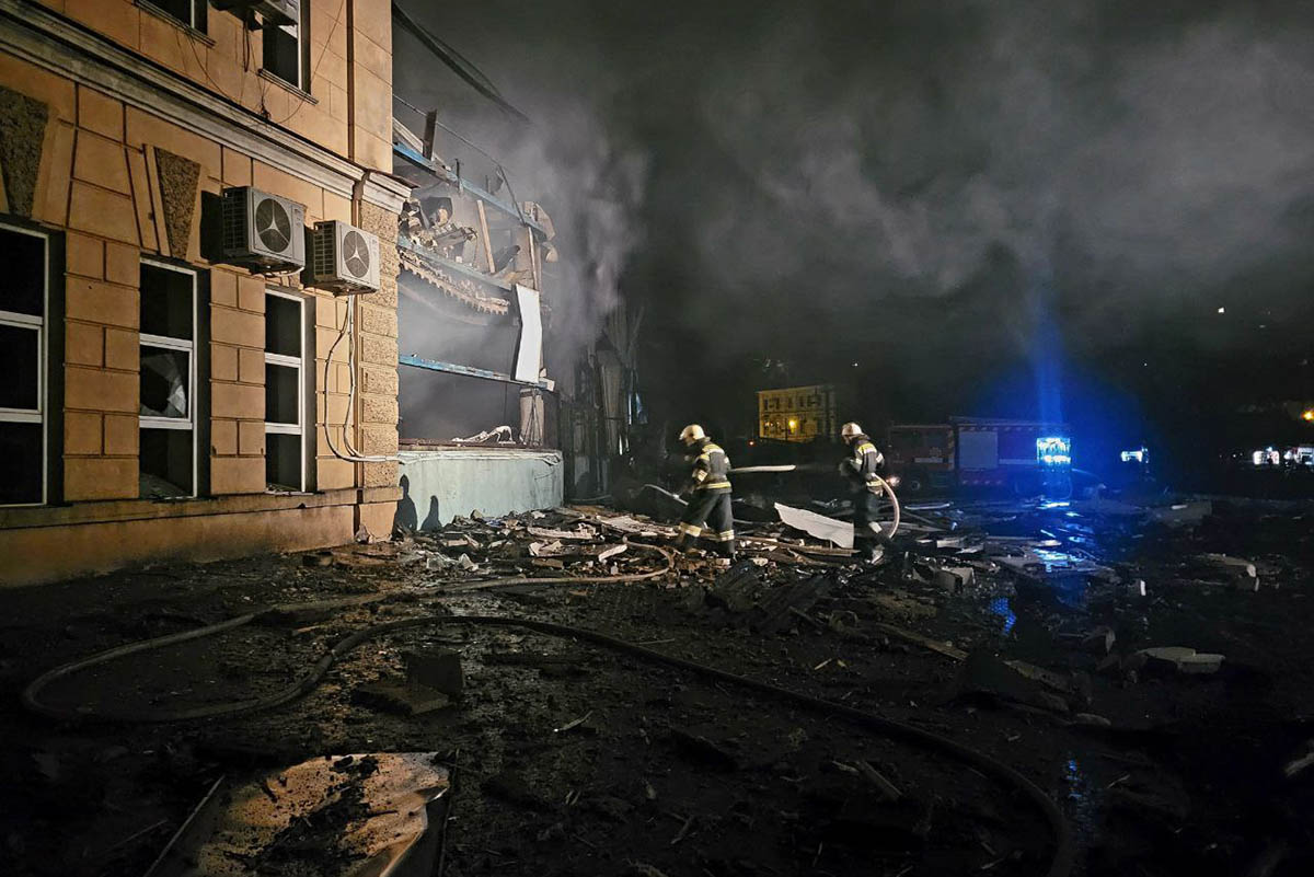 Пожарные на месте российского ракетного обстрела в Одессе, 6 ноября 2023 года. Фото суспільне Одеса/Telegram