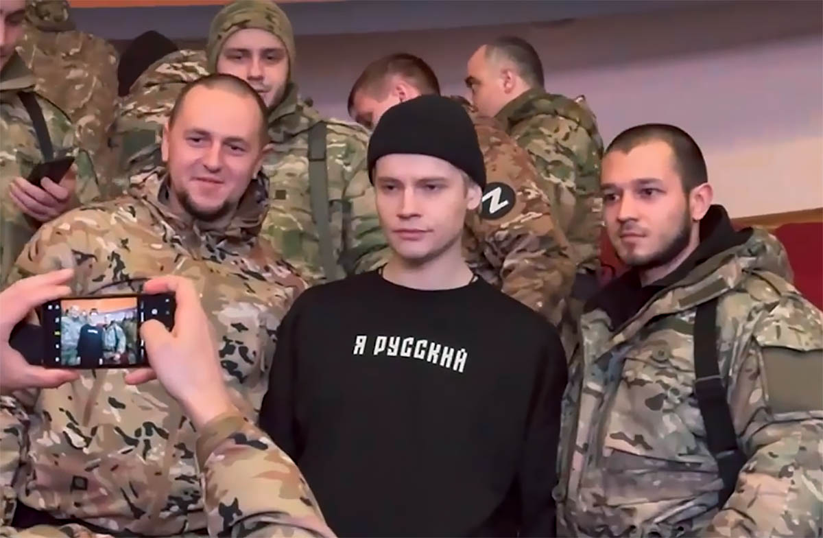 Ярослав Дронов (SHAMAN) перед концертом в ЛДНР. Скриншот видео 5-tv.ru