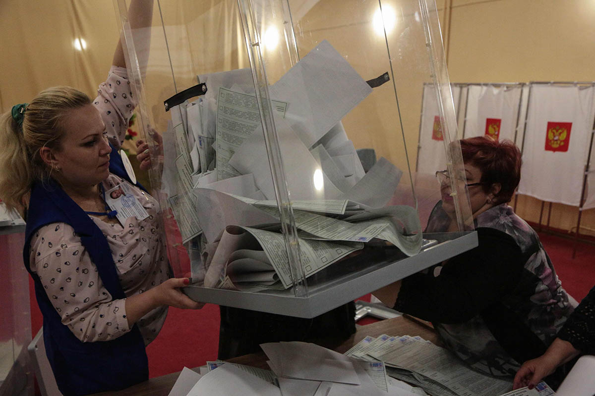 Подсчет голосов на выборах президента России, 18 марта 2018 года. Фото AFP PHOTO/Scanpix/LETA