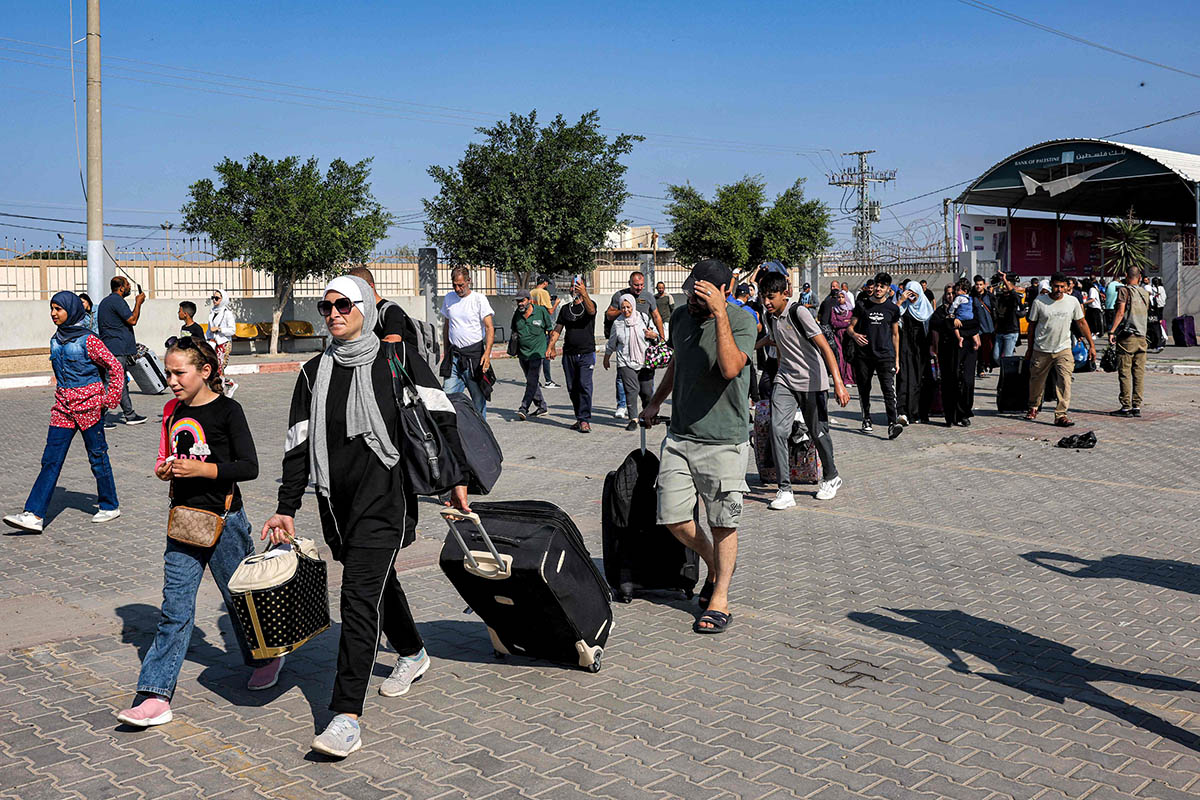 Люди проходят пограничный переход Рафах в сторону Египта, 1 ноября 2023 года. Фото Mohammed ABED/AFP/Scanpix/Leta