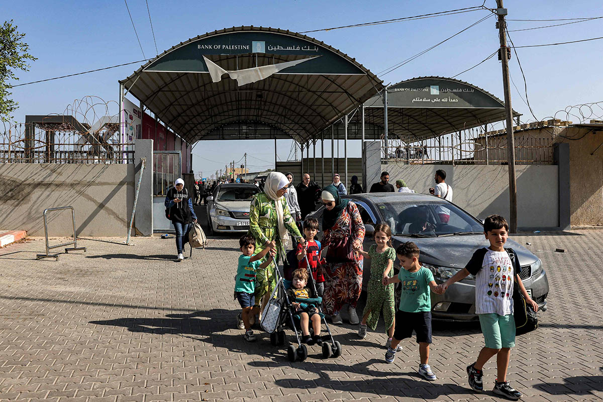 Люди проходят пограничный переход Рафах в сторону Египта, 1 ноября 2023 года. Фото Mohammed ABED/AFP/Scanpix/Leta